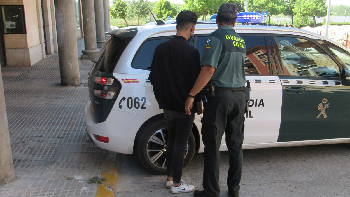 El joven detenido se ganó la confianza de la menor para conseguir material de alto contenido sexual. Foto: Guardia Civil de Toledo