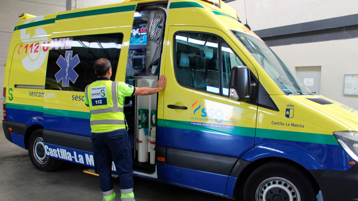 Técnico de emergencias sanitarias subiendo a una ambulancia. ARCHIVO