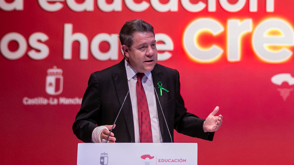 El presidente de Castilla-La Mancha, Emiliano García-Page, durante su intervención en el homenaje a la comunidad educativa. Foto: Esteban González