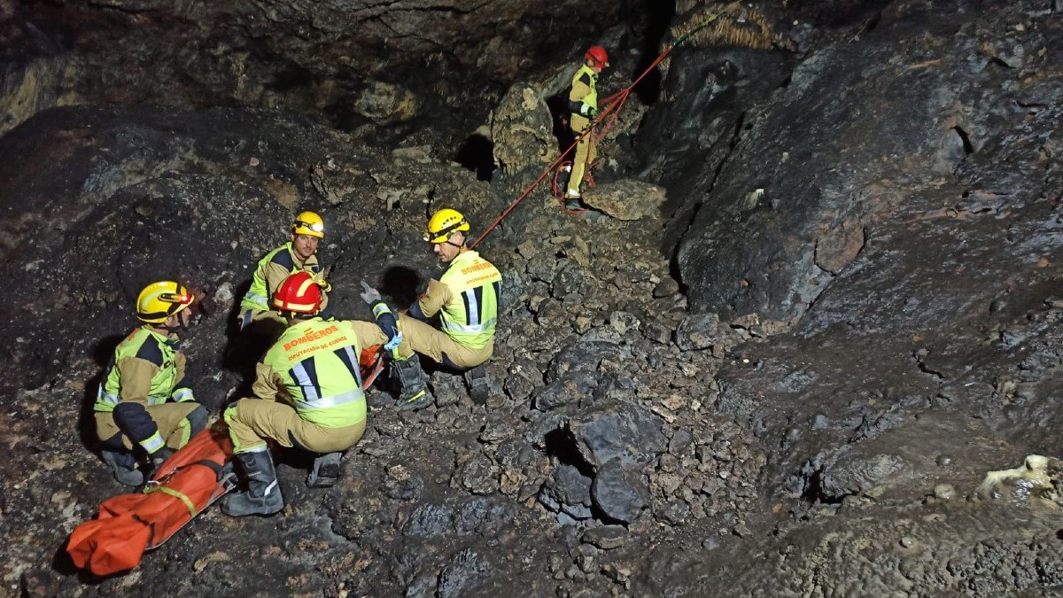 Los bomberos rescataban a una mujer que sufrió una caída en la Cueva de la Judía. | FOTO: BOMBEROS PROV. CUENCA