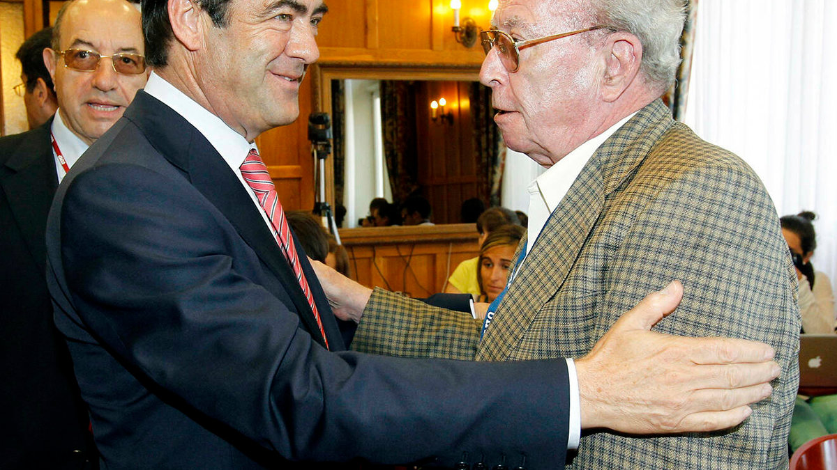 Leopoldo Torres, a la derecha, junto al primer presidente de Castilla-La Mancha, José Bono. Foto: EFE