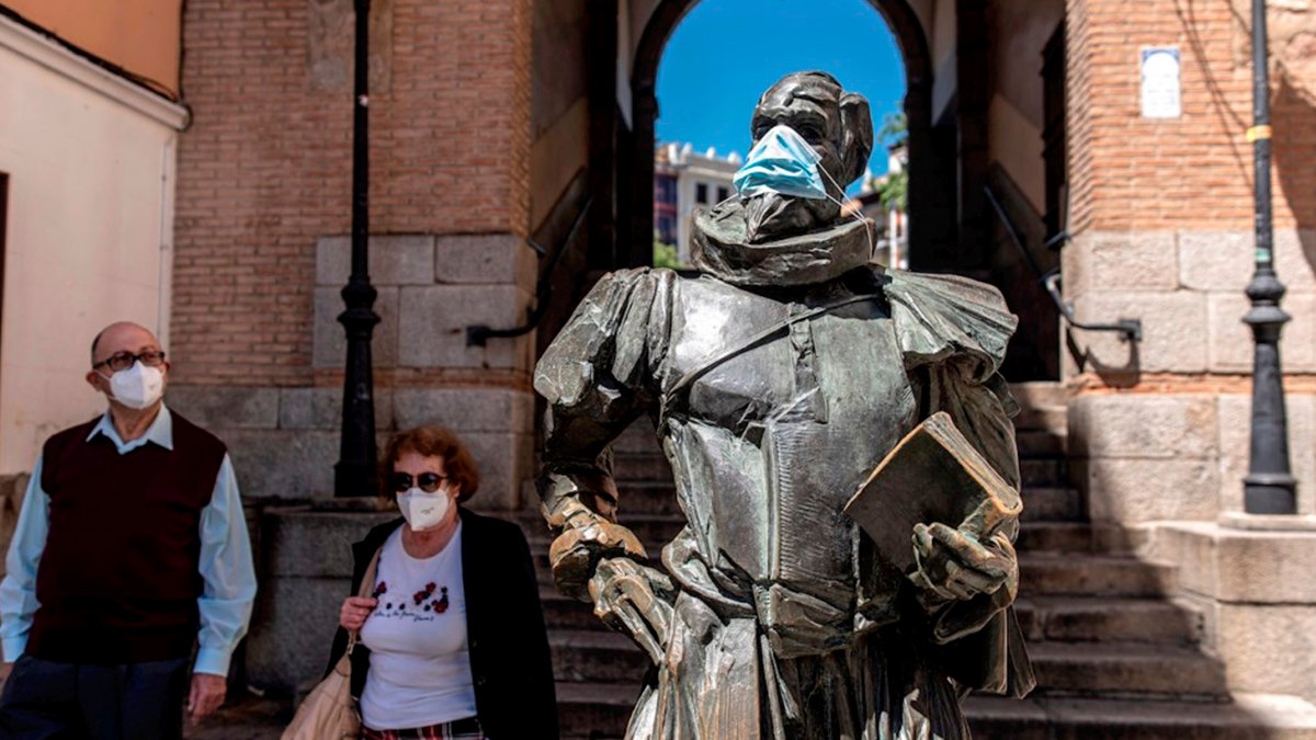 Estatua de Miguel de Cervantes en Toledo con una mascarilla puesta. Foto: Ismael Herrero / EFE