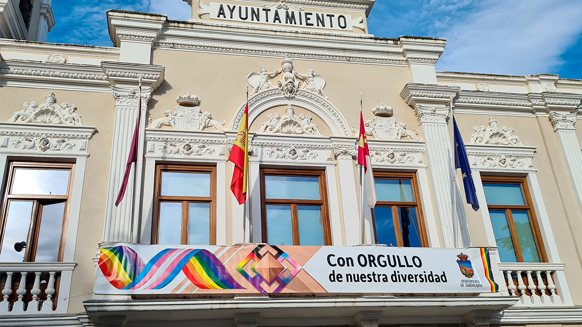 Lona instalada en el balcón del edificio consistorial a favor del Orgullo LGTBI. Foto: Ayto. Guadalajara