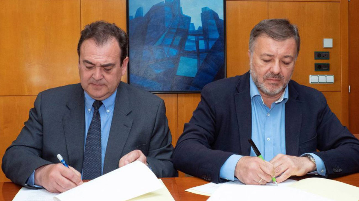 Darío Dolz (PSOE), a la derecha, e Isidoro Gómez Cavero (Cuenca Nos Une), a la izquierda, durante la firma de su pacto para gobernar la ciudad de Cuenca. EFE/Archivo