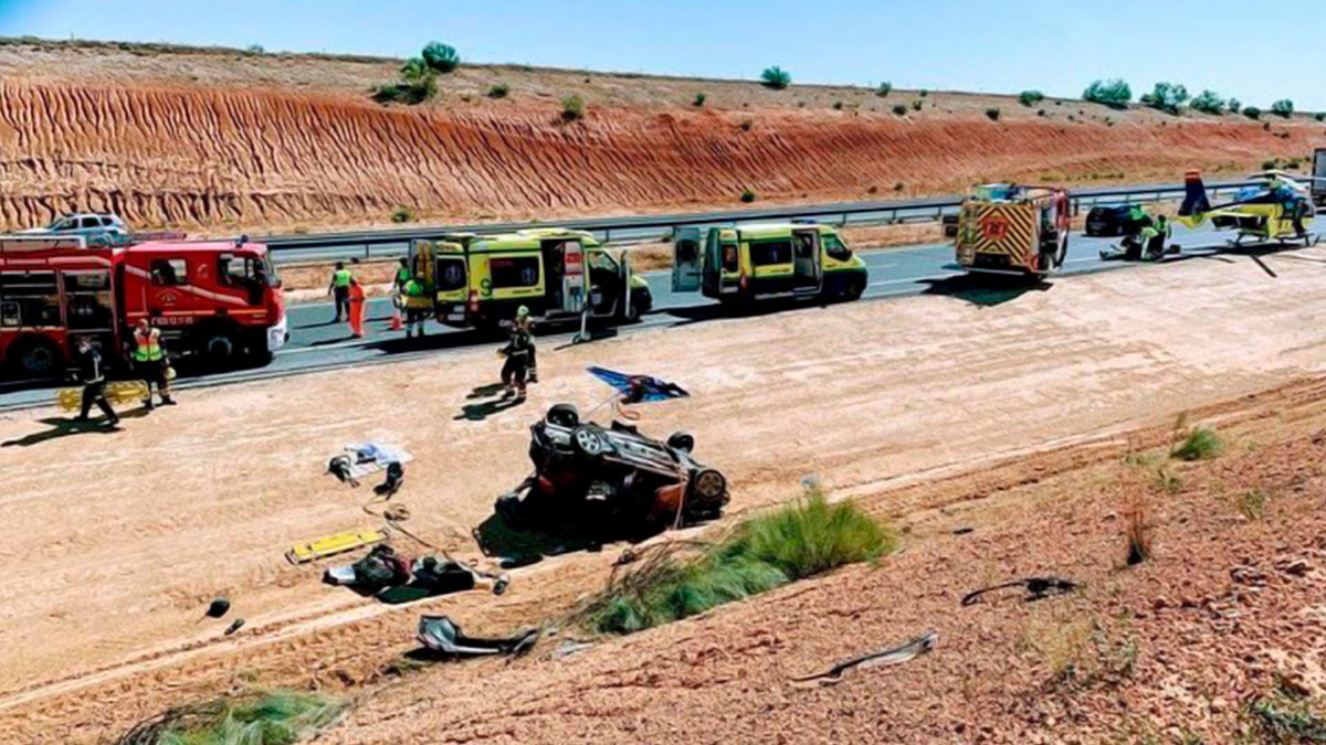 Imagen del accidente, donde uno de los vehículos ha volcado, dejando a sus ocupantes atrapados en el interior. Foto: CPEIS Toledo
