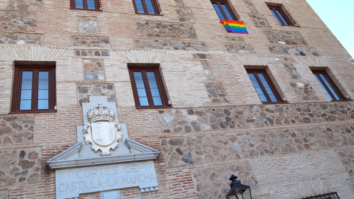 Bandera LGTBI colocada en la ventana principal del despacho de Presidencia de las Cortes. Foto: C. Toldos