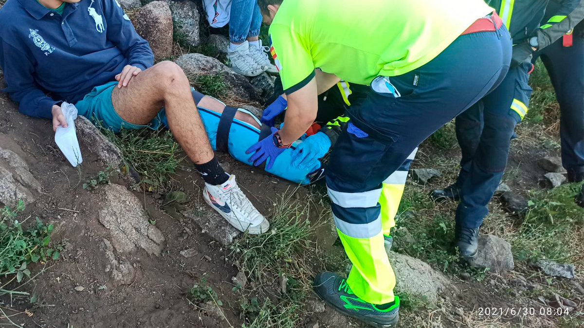 El joven sufrió una luxación de rodilla mientras iba de ruta por una zona escarpada de la sierra. Foto: Guardia Civil