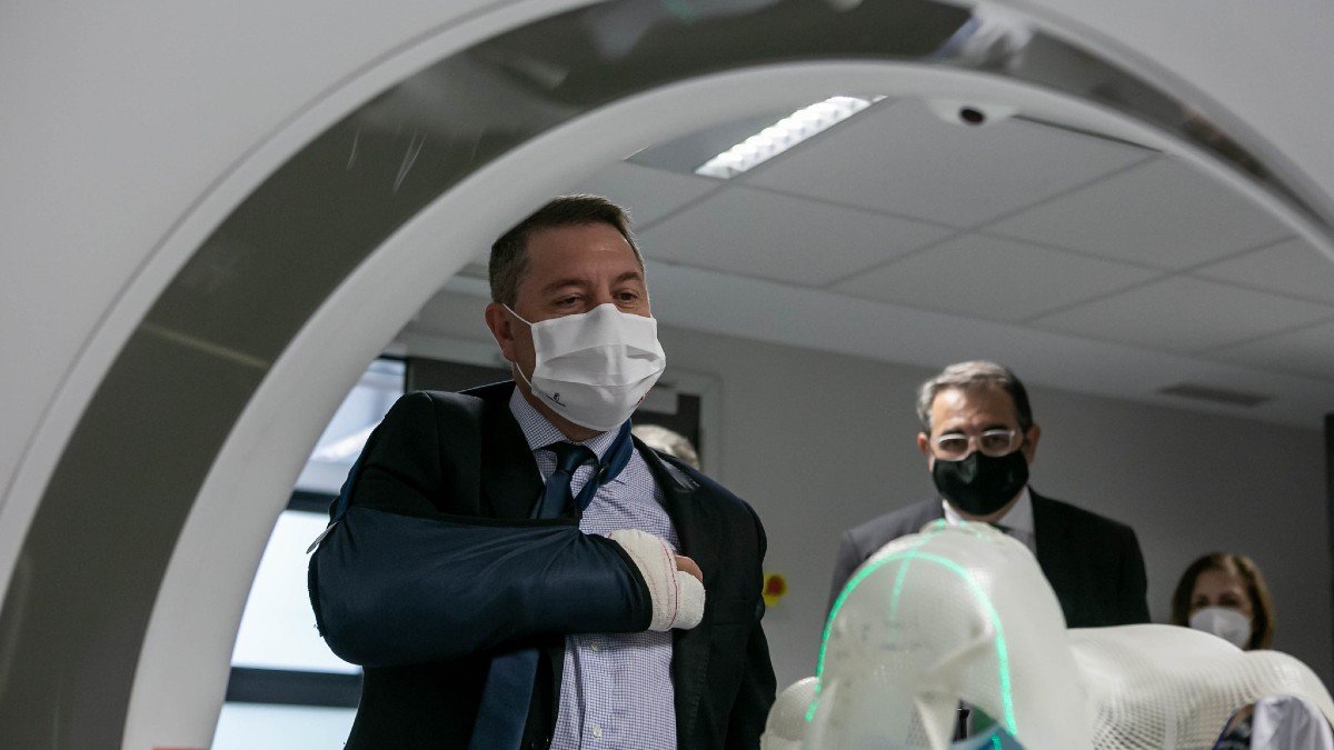 El presidente regional, Emiliano García-Page, visitando las instalaciones del nuevo servicio de Oncología Radioterápica en el Hospital de Toledo. Foto: Estéban Gonázlez