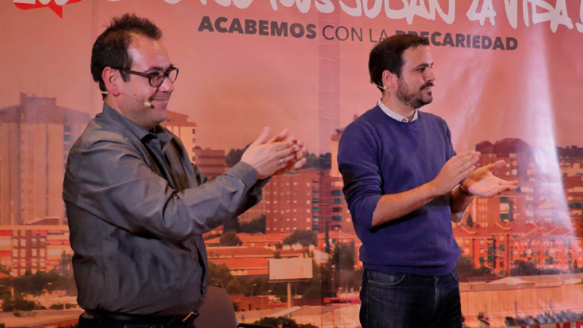 El coordinador regional de Izquierda Unida, Juan Ramón Crespo, en un acto junto al ministro de Consumo, Alberto Garzón. Foto: IU Castilla-La Mancha