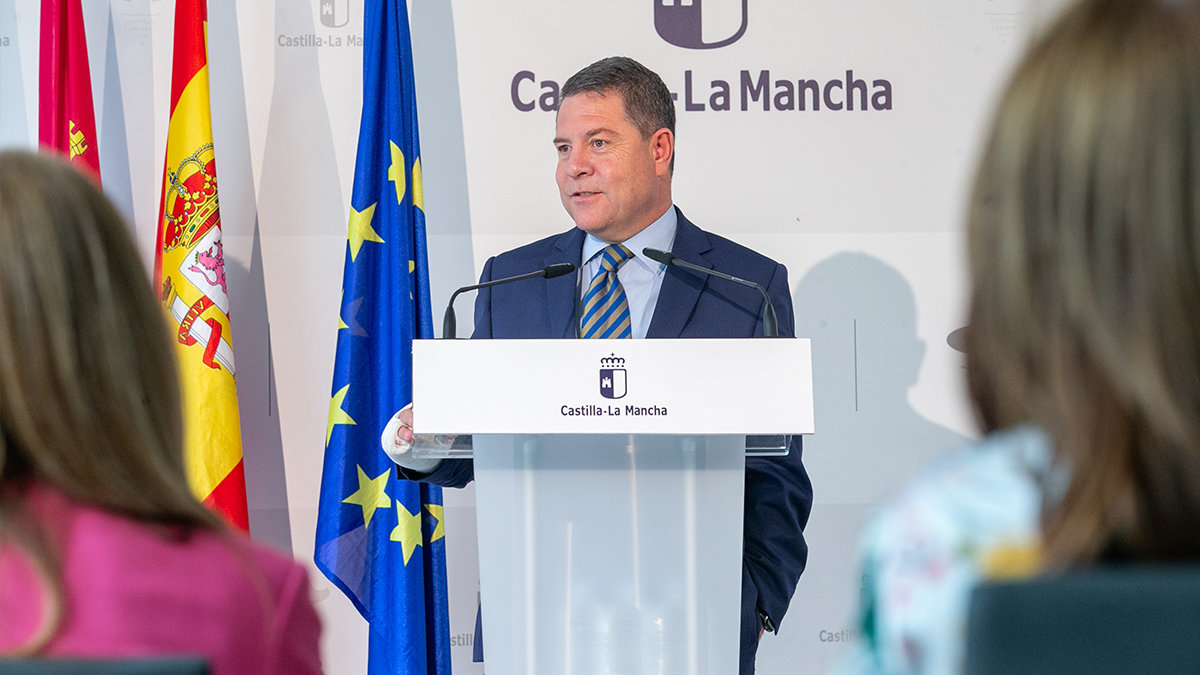 El presidente de Castilla-la Mancha, Emiliano García-Page, este lunes durante la inauguración de la residencia 'Cuna de Mayo' en Pedro Muñoz. Foto: A. Pérez