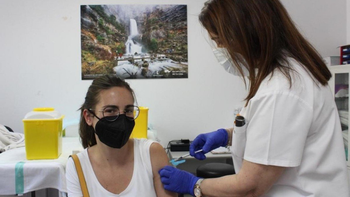 Sanitaria del Servicio de Salud de Castilla-La Mancha (Sescam) inyectando una vacuna contra la covid-19. ARCHIVO