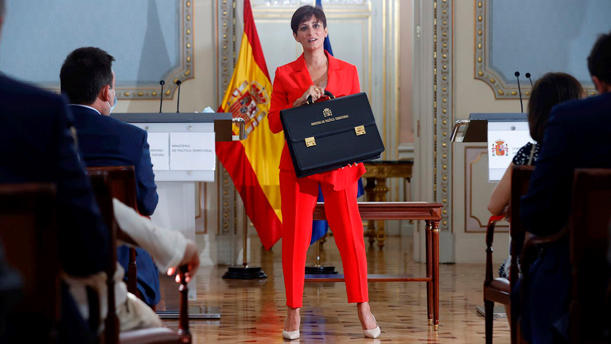 La ministra de Política Territorial, Isabel Rodríguez, posa con su nueva cartera tras recibirla de su predecesor, Miquel Iceta. Foto: J.J. Guillén / EFE