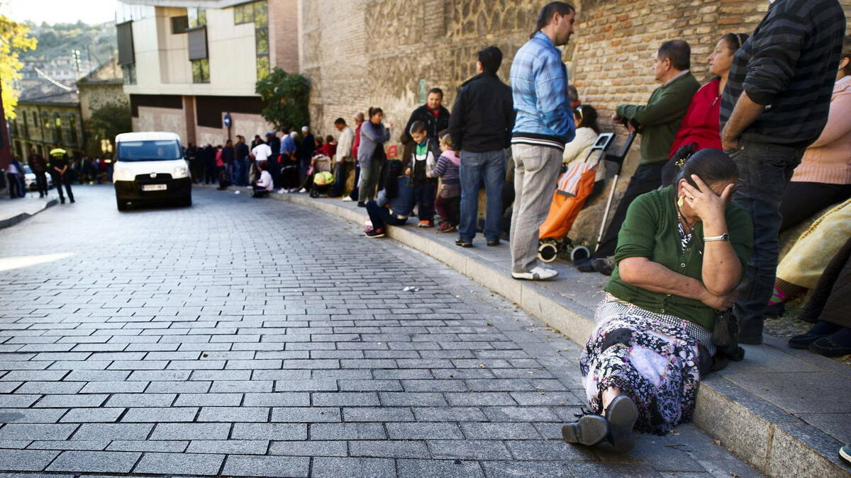 Fila de personas esperando para recoger la comida que entrega la ONG Socorro de los Pobres en Toledo. ARCHIVO