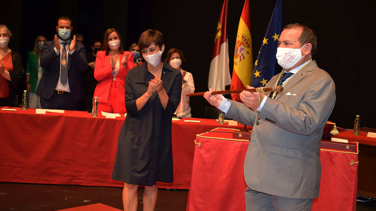 Isabel Rodríguez entregando el bastón de mando a Adolfo Muñiz en en Pleno Extraordinario celebrado este jueves. Foto: Ayto. Puertollano