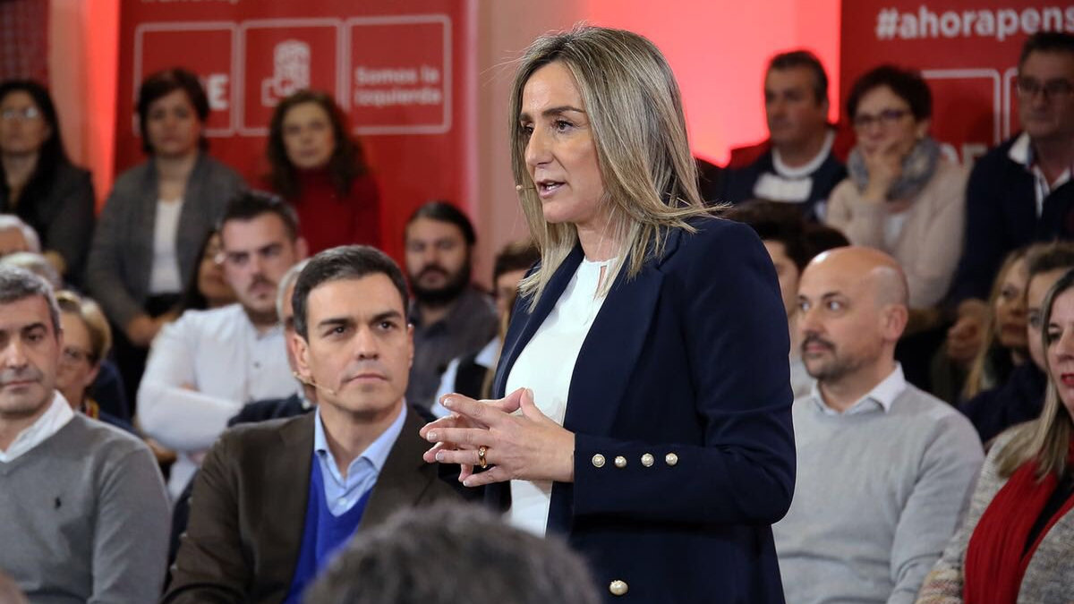 La alcaldesa de Toledo, Milagros Tolón, junto al presidente del Gobierno, Pedro Sánchez, durante un acto del PSOE. ARCHIVO