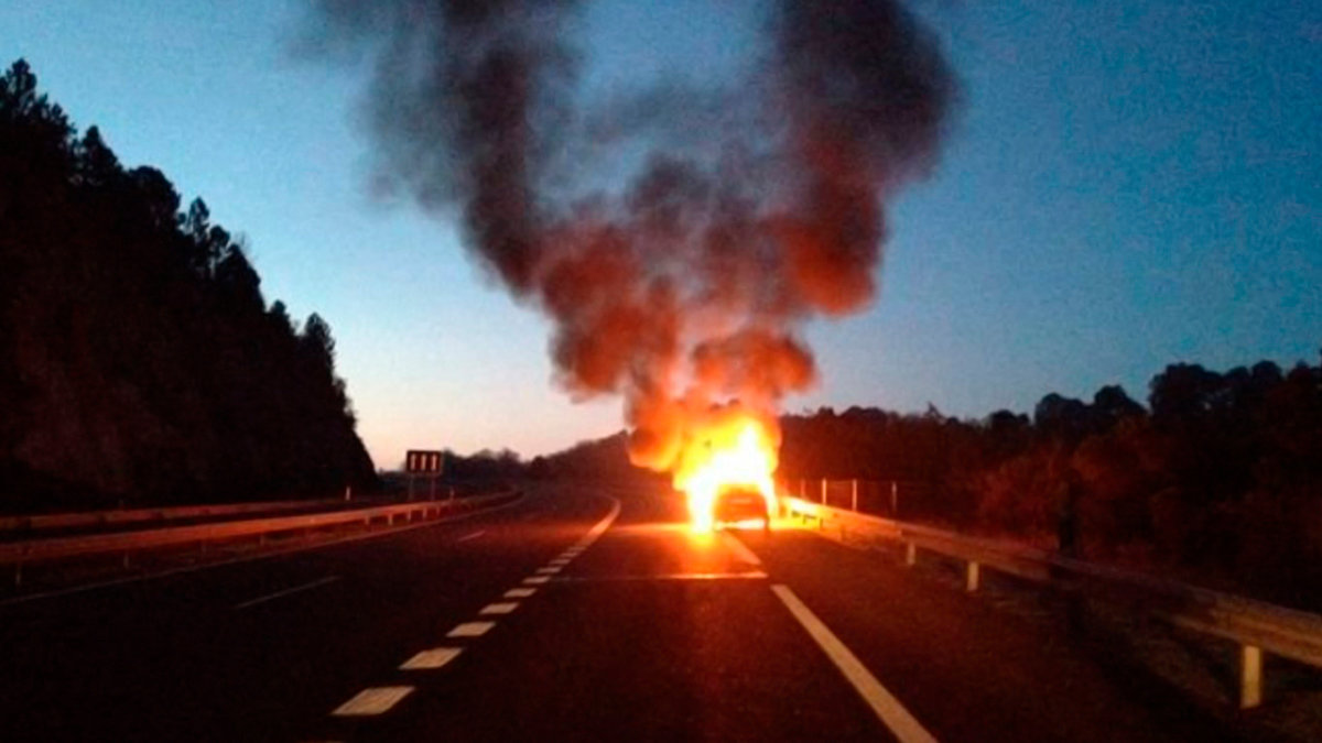 Imagen de un vehículo arrasado por las llamas. ARCHIVO