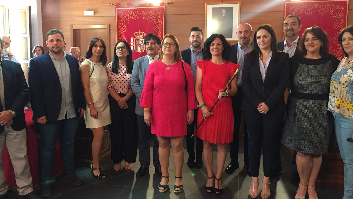 Los trece concejales que componen la Corporación de Corral de Almaguer, entre ellos la alcaldesa Dolores González con el bastón de mando. ARCHIVO