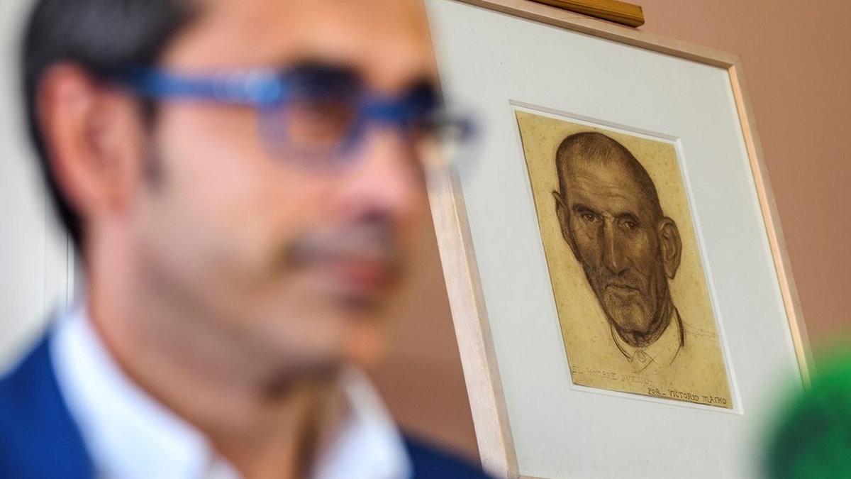 El director de la Real Fundación de Toledo, Eduardo Sánchez Butragueño, muestra el dibujo recuperado de Victorio Macho. EFE