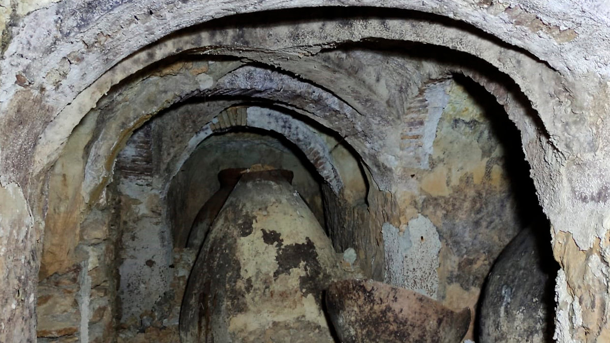 Interior de la estancia descubierta bajo la Posada del Sol, en la que se pueden apreciar varios arcos y vasijas. Foto: Ayto. La Roda