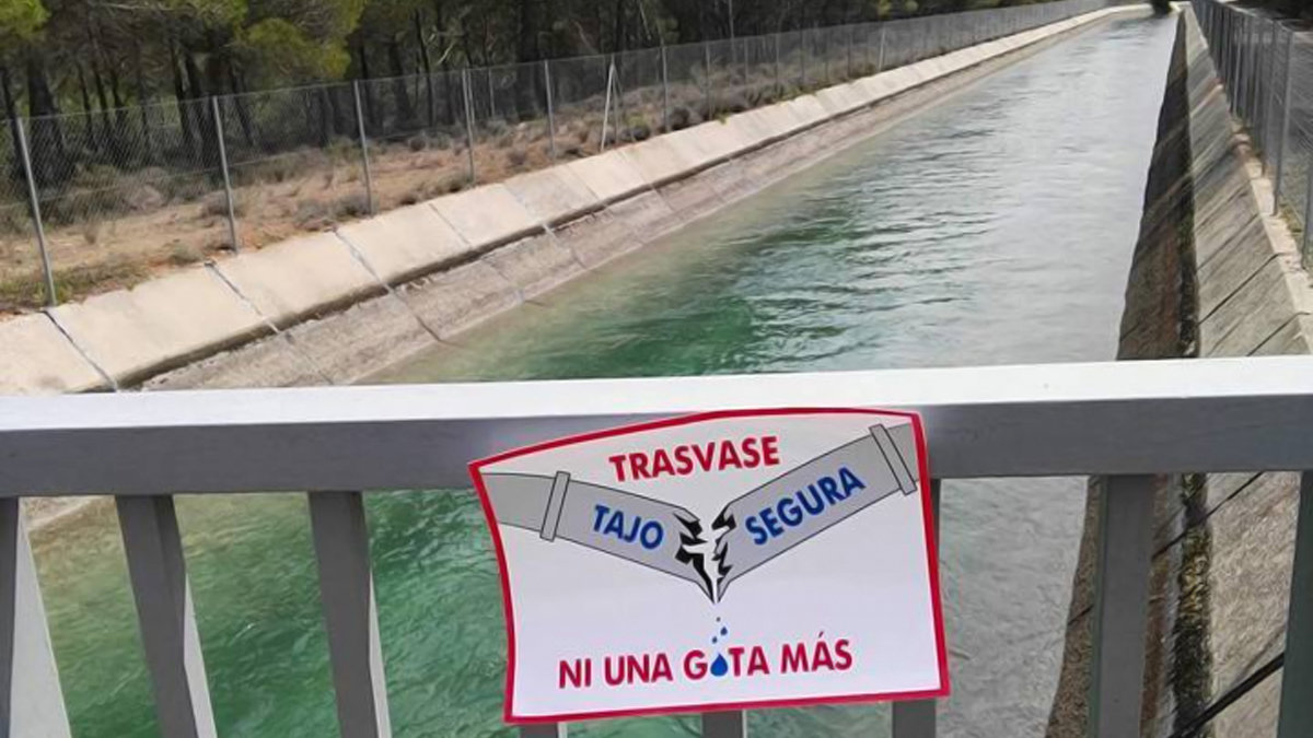 Imagen de archivo de una pegatina contra el trasvase en una pasarela del acueducto Tajo-Segura. | RÍO TAJO VIVO