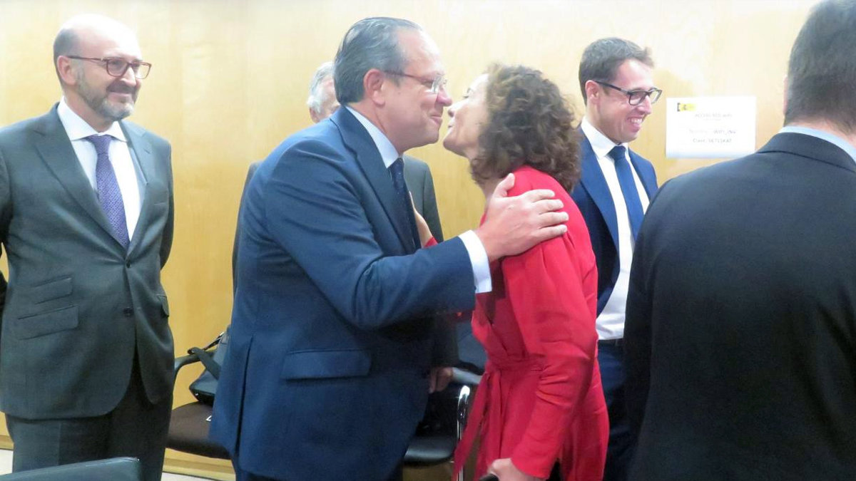 El consejero de Hacienda, Juan Alfonso Ruiz Molina, saludando a la ministra María Jesús Montero. ARCHIVO