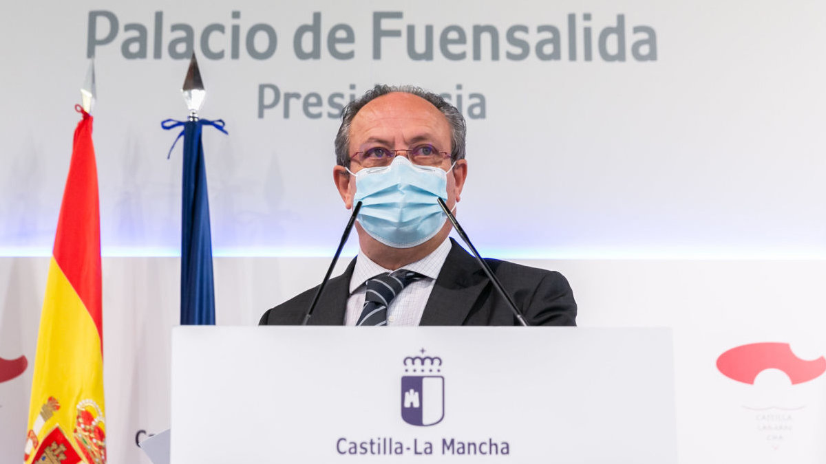 El titular de Hacienda y Administraciones Públicas, Juan Alfonso Ruiz Molina, durante una rueda de prensa en el Palacio de Fuensalida. ARCHIVO