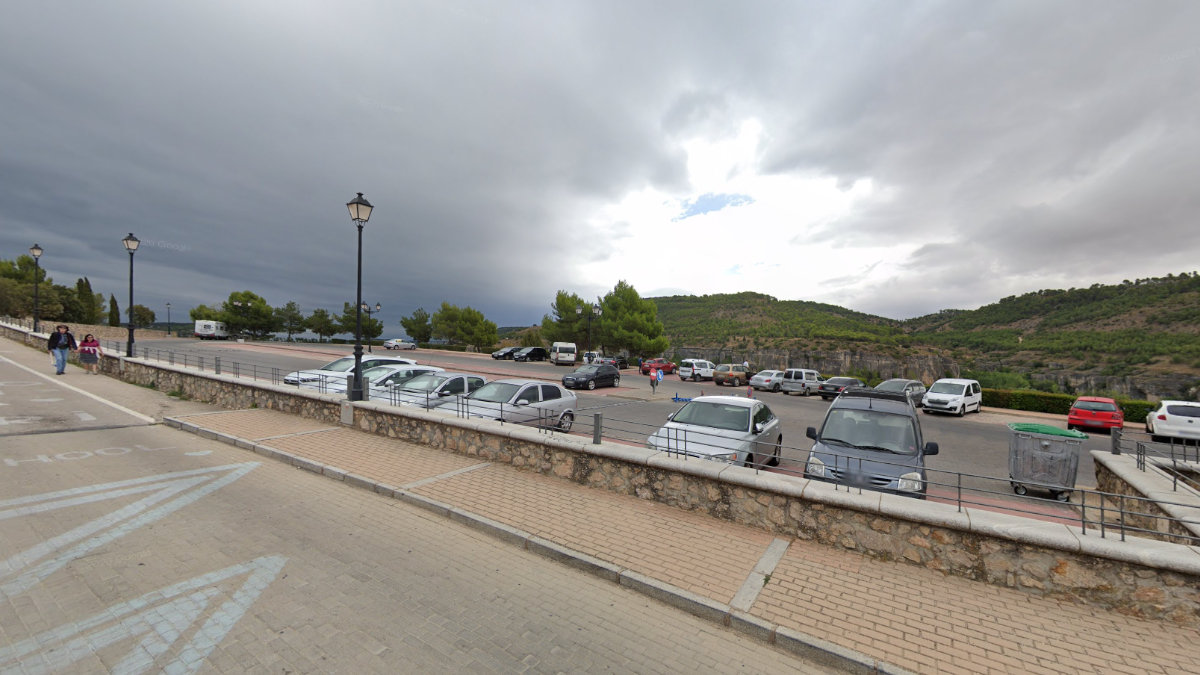 Tramo de la calle Larga de Cuenca, lugar donde se precipitó el joven por un barranco. Foto: Google Maps