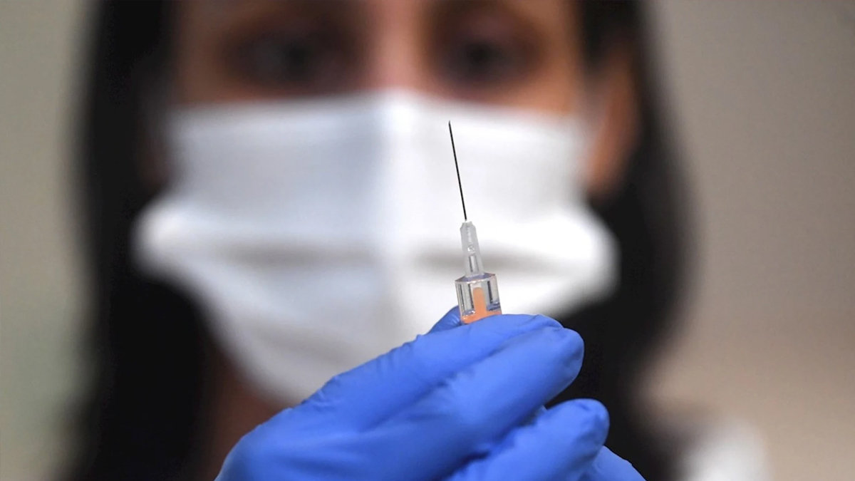 Imagen de una sanitaria preparando una dosis de la vacuna contra la covid-19. ARCHIVO