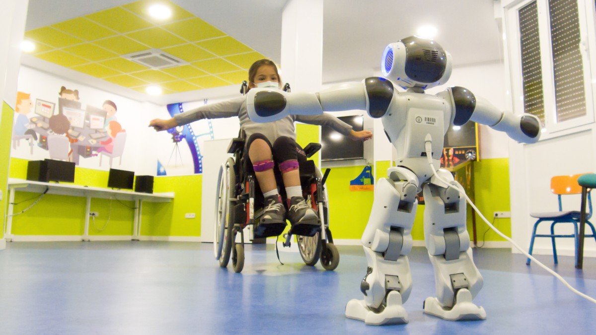 El robot social introduce mecánicas de juego, favoreciendo la concentración, la participación y la motivación de los niños. | JCCM