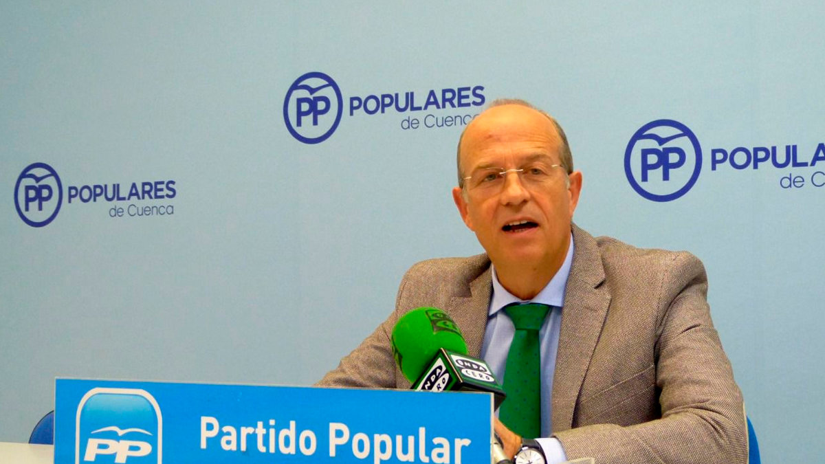 El alcalde de Las Pedroñeras y senador del PP, José Manuel Tortosa, durante una rueda de prensa. ARCHIVO