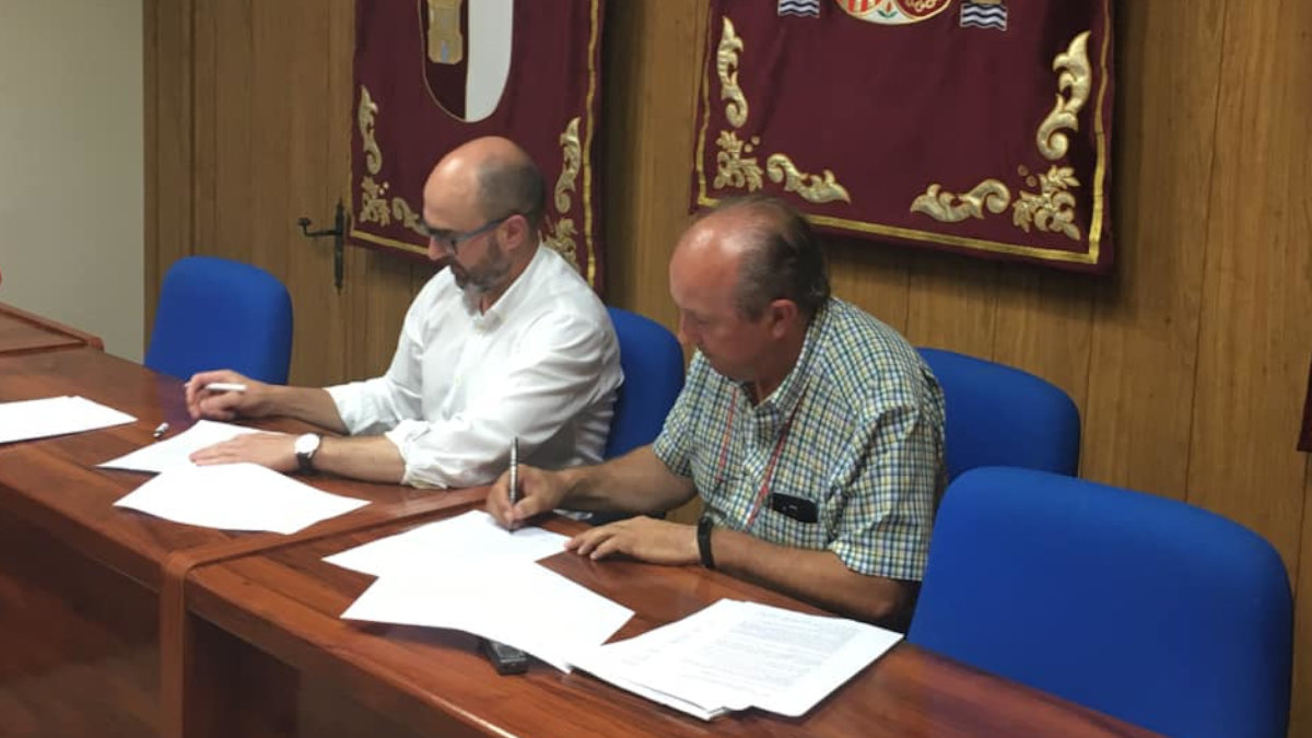 El alcalde Pedro Ángel Jiménez y el portavoz de IU, Ángel Rodríguez, firmando el pacto de gobernabilidad en Argamasilla de Alba. ARCHIVO