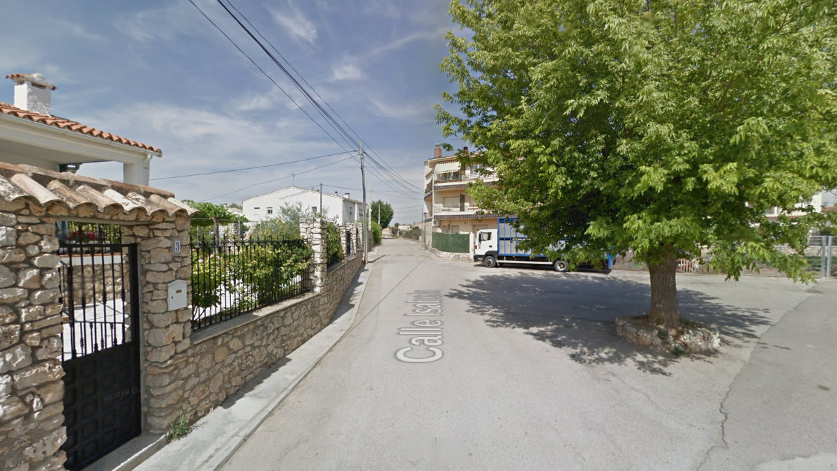 Tramo inicial de la calle Isabela de Buendía, lugar donde se ha producido la colisión. Foto: Google Maps