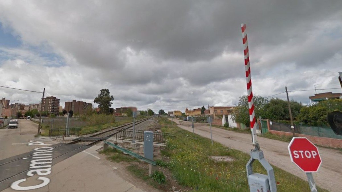 El suceso ha tenido lugar en un paso a nivel con barreras de la línea férrea Madrid-Extremadura. | GOOGLE