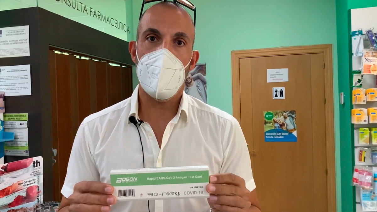El regidor de la localidad alcarreña, José Miguel Benítez, mostrando un test de antígenos. Foto: Ayto. Quer