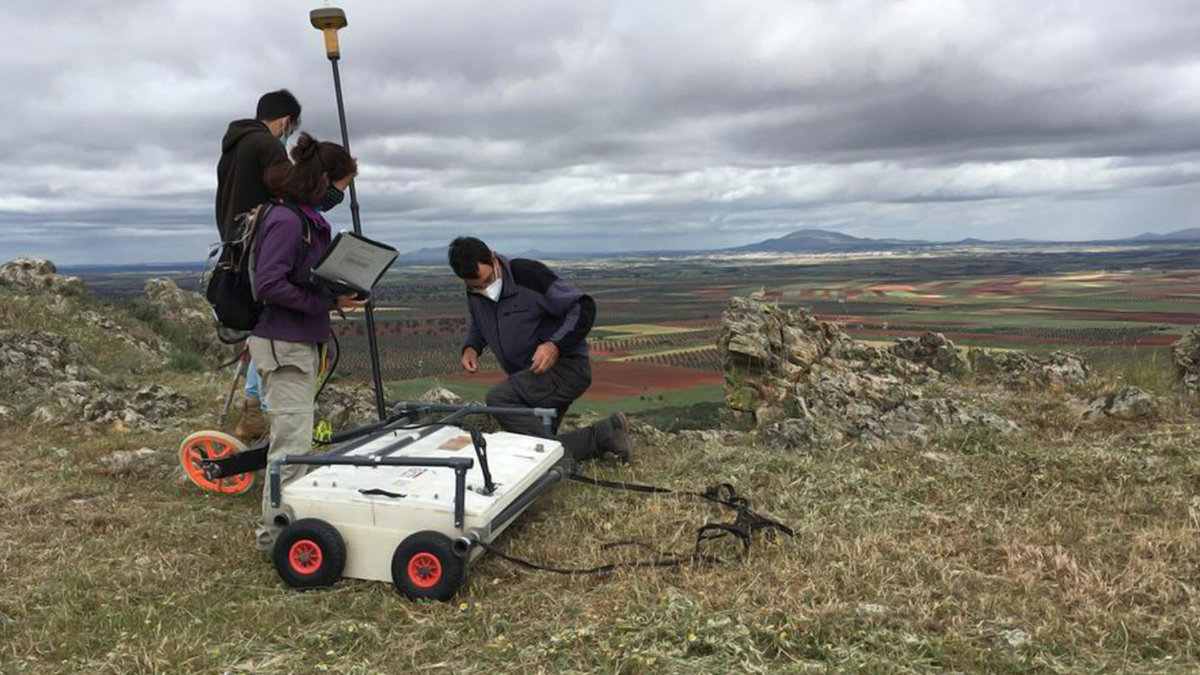 Técnicos de la Universidad Complutense efectuando análisis en el yacimiento "Montón de Trigo" con un georradar. Foto: Ayto. Los Yébenes