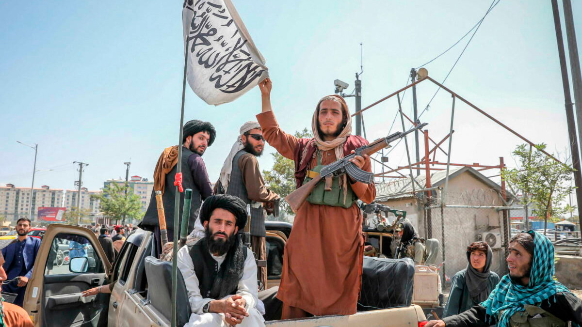 Insurgentes talibanes tras la toma de Kabul. Foto: EFE