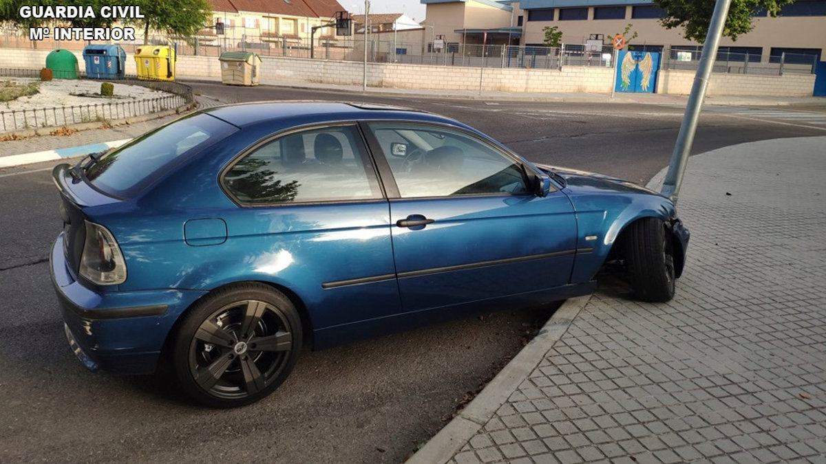 Vehículo que estrelló el detenido contra una farola en Seseña (Toledo). Foto: Guardia Civil