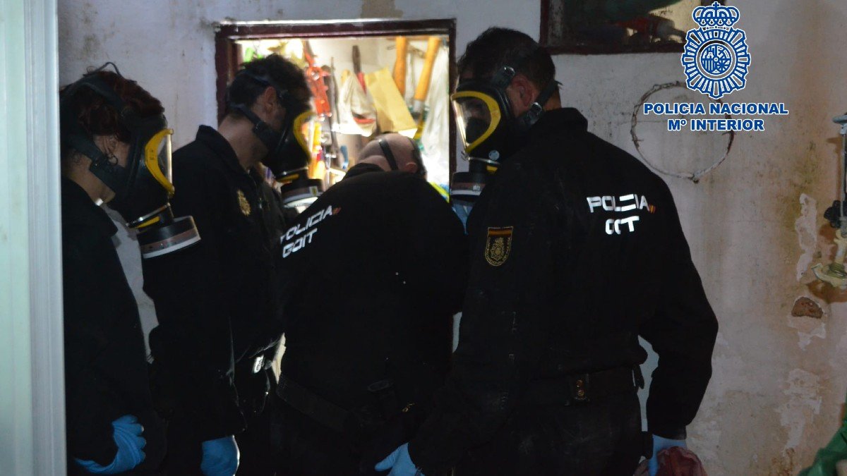 Los agentes localizaron el cuerpo de María Isabel en un cubículo construido por el detenido para ocultarlo. | FOTO: POLICÍA NACIONAL