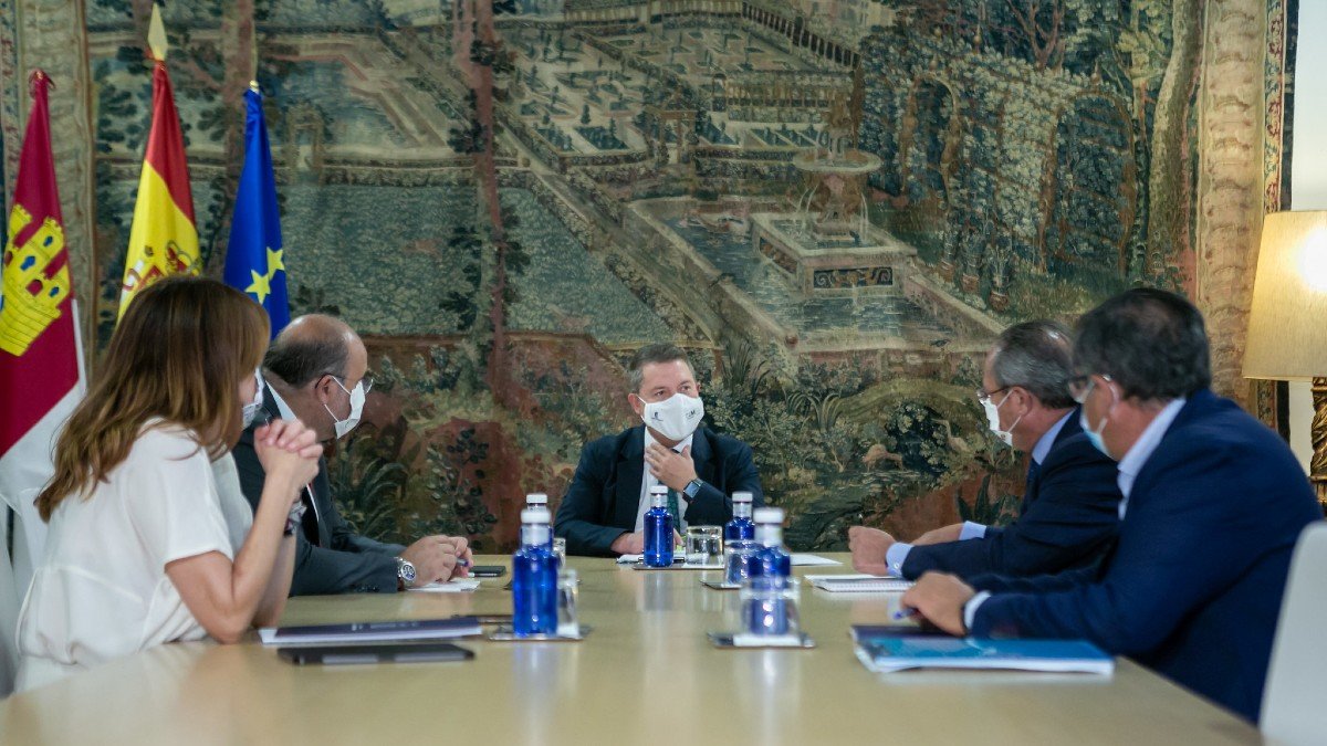 García-Page se ha reunido hoy en Toledo con parte de su Gobierno para abordar la preparación de los presupuestos 2022. | FOTO: JCCM