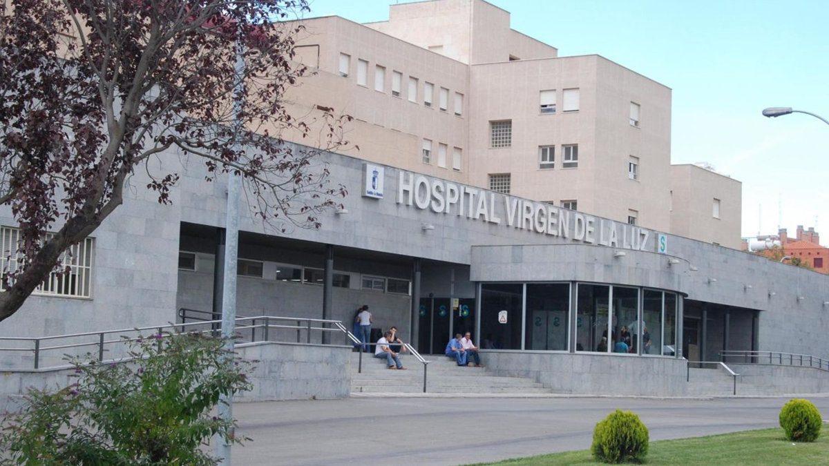 El herido en el accidente ha sido trasladado al Hospital Virgen de la Luz. EFE/Archivo