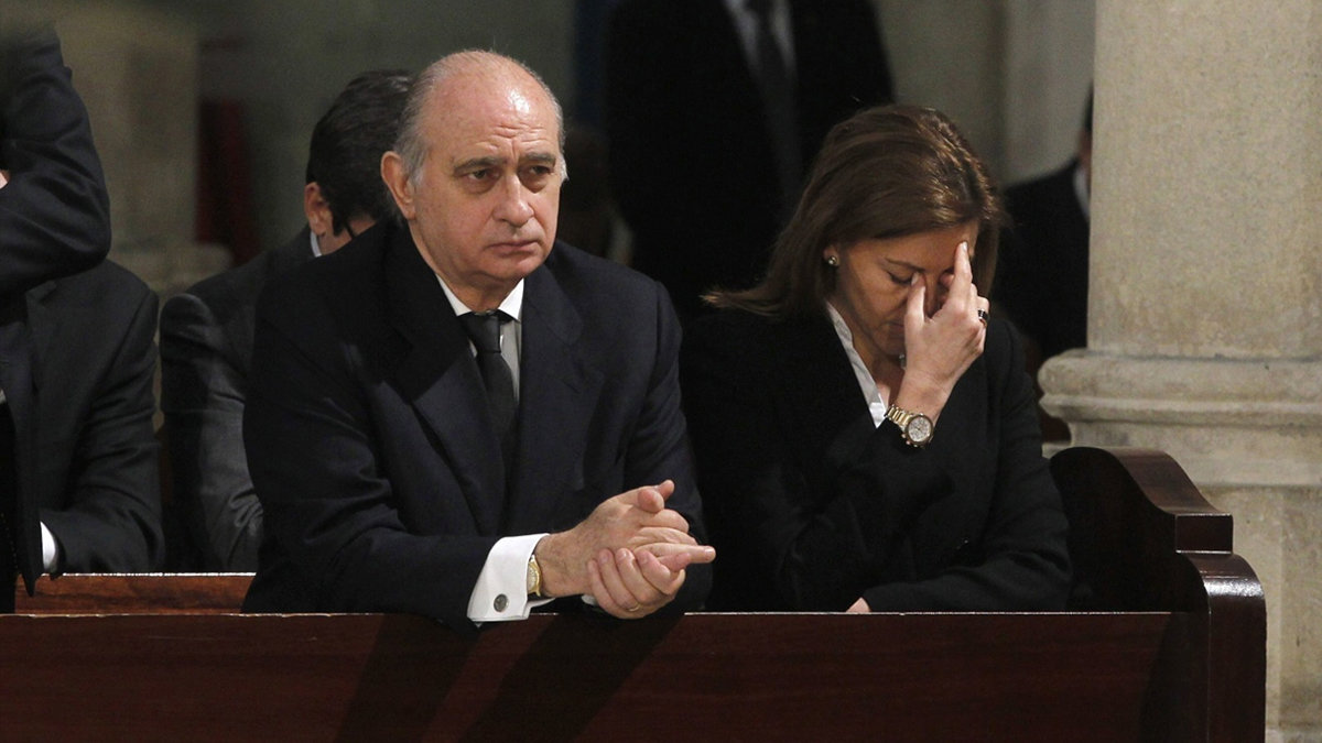 El exministro Jorge Fernández Díaz y la ex secretaria general del Partido Popular, María Dolores de Cospedal, en una imagen de archivo. EFE