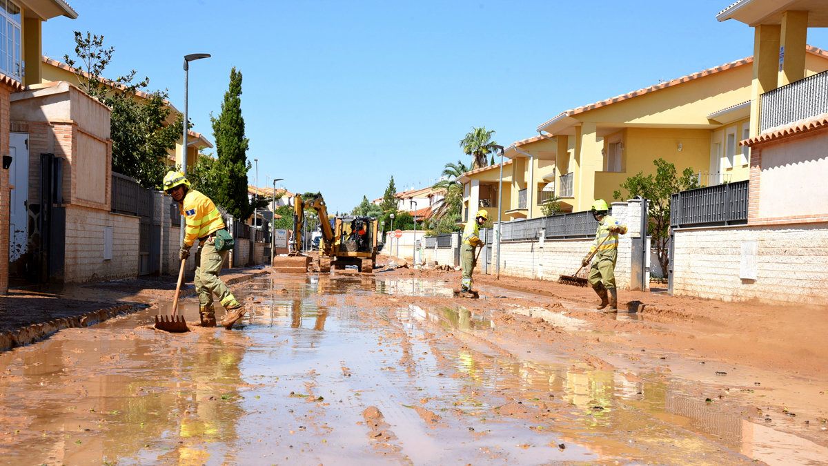 trabajadores del plan Infocam limpiando las calles de Cobisa tras las inundaciones. Foto: José Ramón Márquez / JCCM