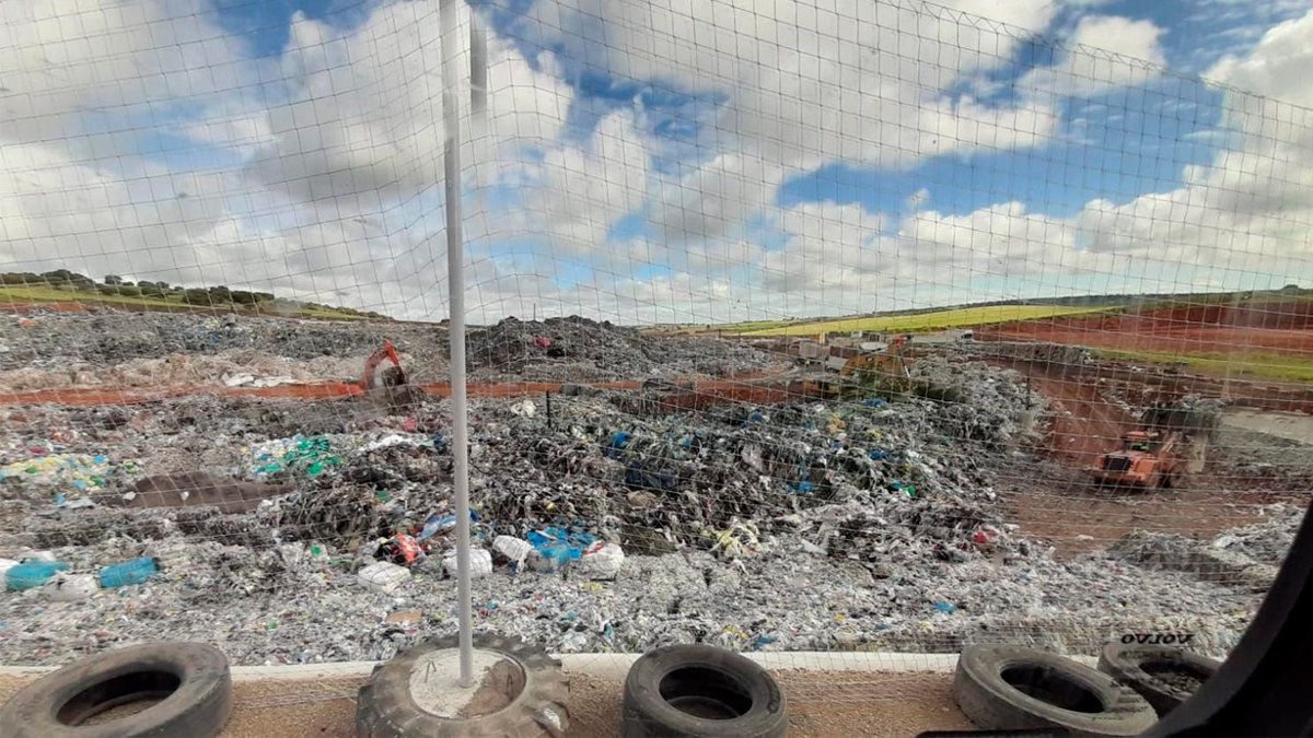Residuos calcinados por el incendio en la planta de residuos de Almonacid. Foto: Ecologistas en Acción