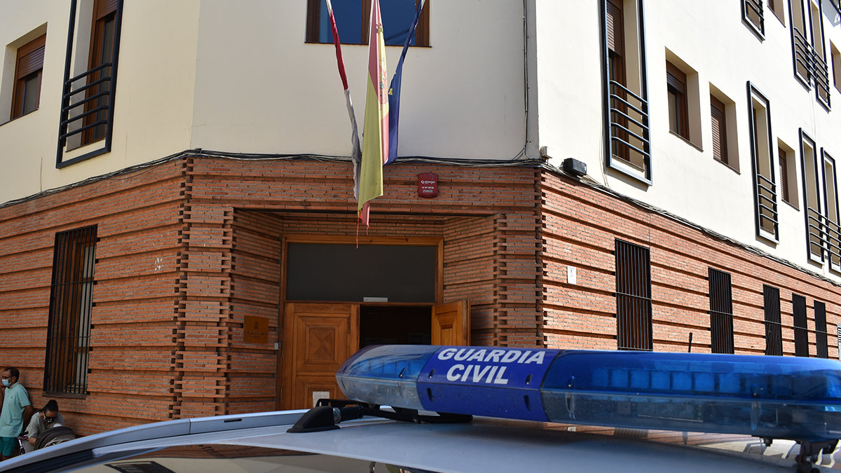 Vehículo de la Guardia Civil en la entrada del Juzgado de Instrucción número 1 de Tomelloso. —  A. López / PeriódicoCLM