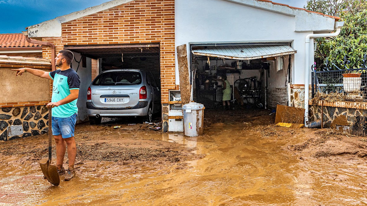 Vecinos de Cobisa (Toledo) limpian de barro las viviendas tras la inundación causada por la DANA. Foto: EFE/Ángeles Visdómine