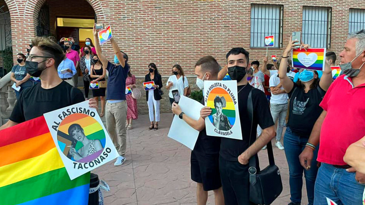 Manifestantes portando sus pancartas reivindicativas en la concentración de Velada contra la agresión homófoba a Miguel Ángel. Foto: LGTBora