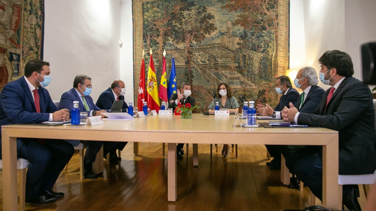 La reunión bilateral se ha celebrado este viernes en el Palacio de Fuensalida de Toledo, sede de la Presidencia de Castilla-La Mancha. | FOTO: JCCM 