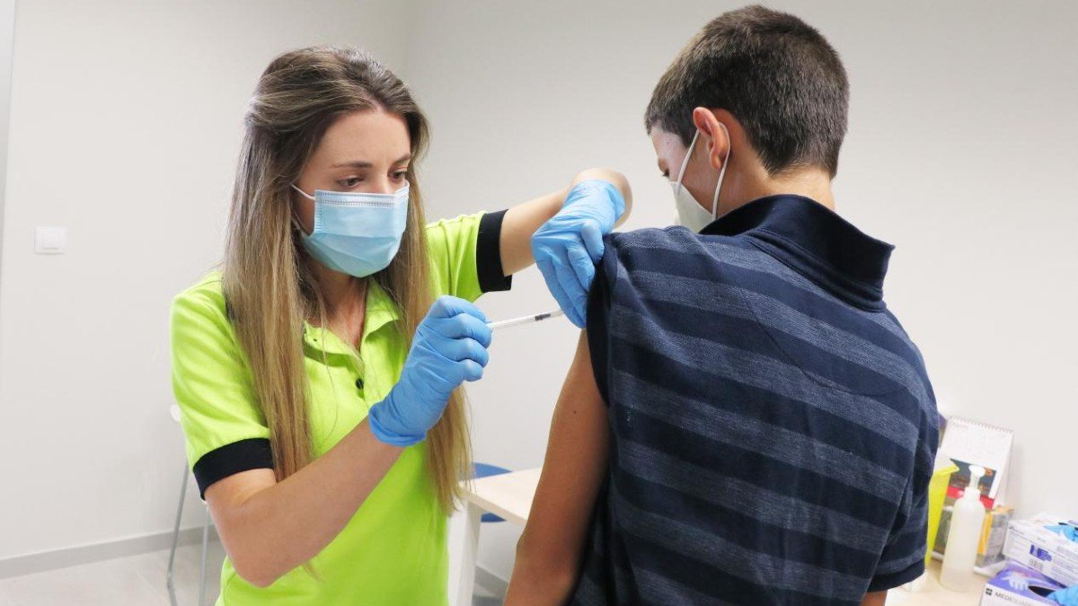 Seis de cada diez jóvenes entre 12 y 19 años ya ha completado la pauta de vacunación. | FOTO: JCCM
