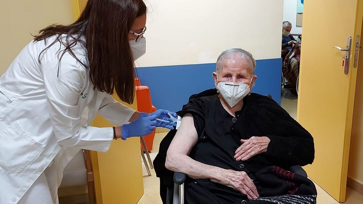 Los mayores residentes en centros sociosanitarios recibieron la primera dosis en el mes de enero. Foto: Ayto. de Argamasilla de Alba