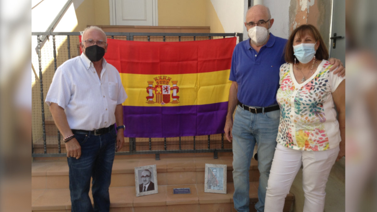 Familiares de la víctima junto a la placa instalada en su vivienda. Foto: ARMH de Cuenca